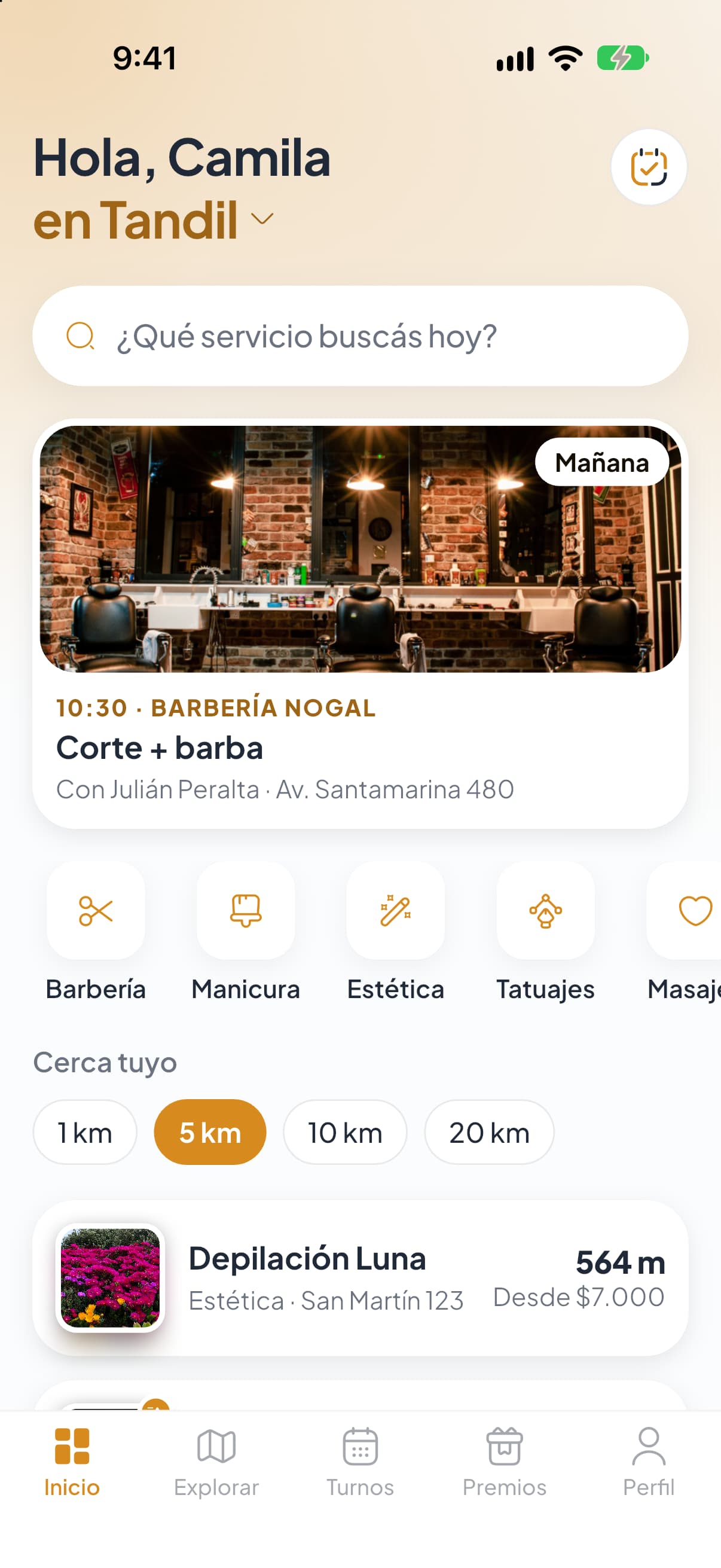 Inicio de Bookit: el saludo con la ciudad, el buscador de servicios y el próximo turno reservado, con el local, el horario y con quién es.