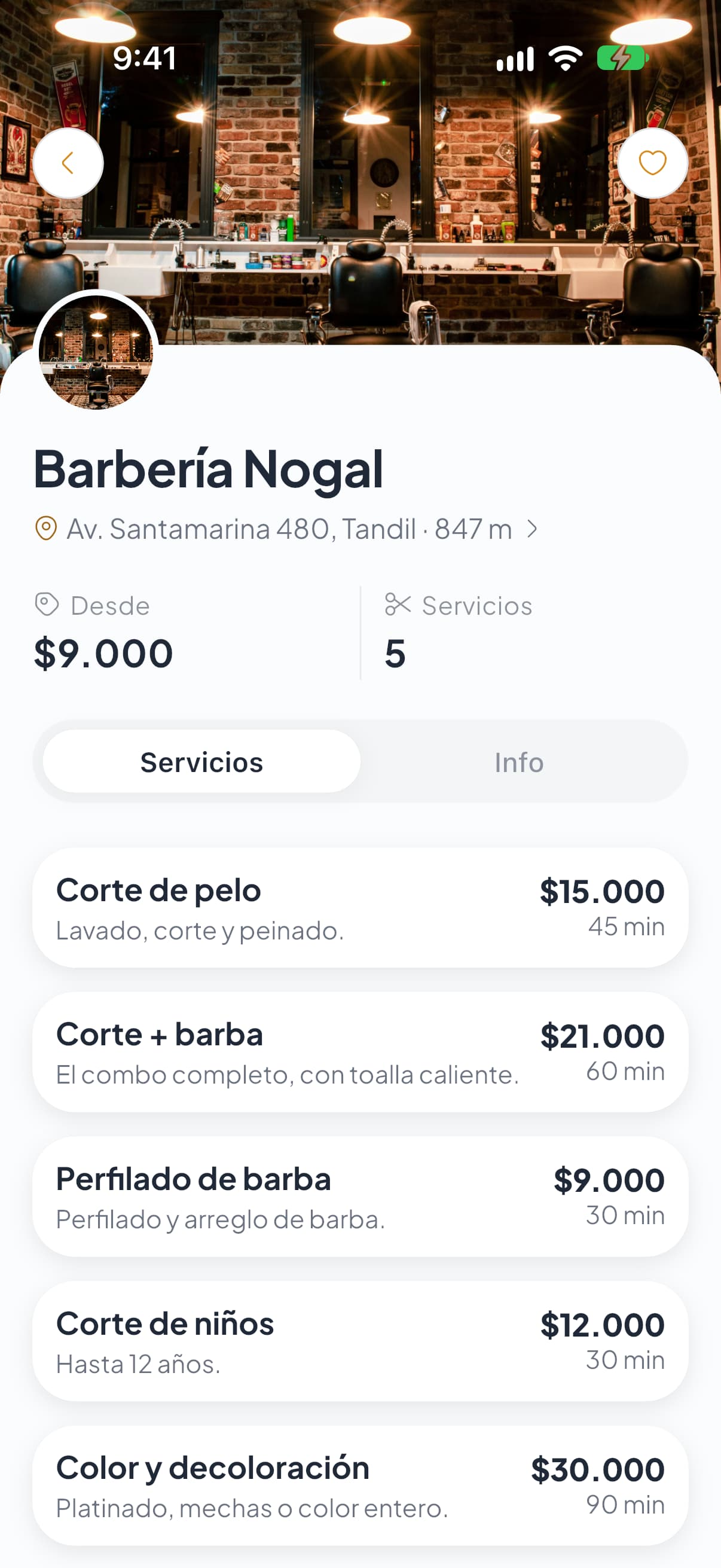 Ficha de una barbería: la dirección, el precio desde el que atiende y la lista de servicios con su precio y su duración.
